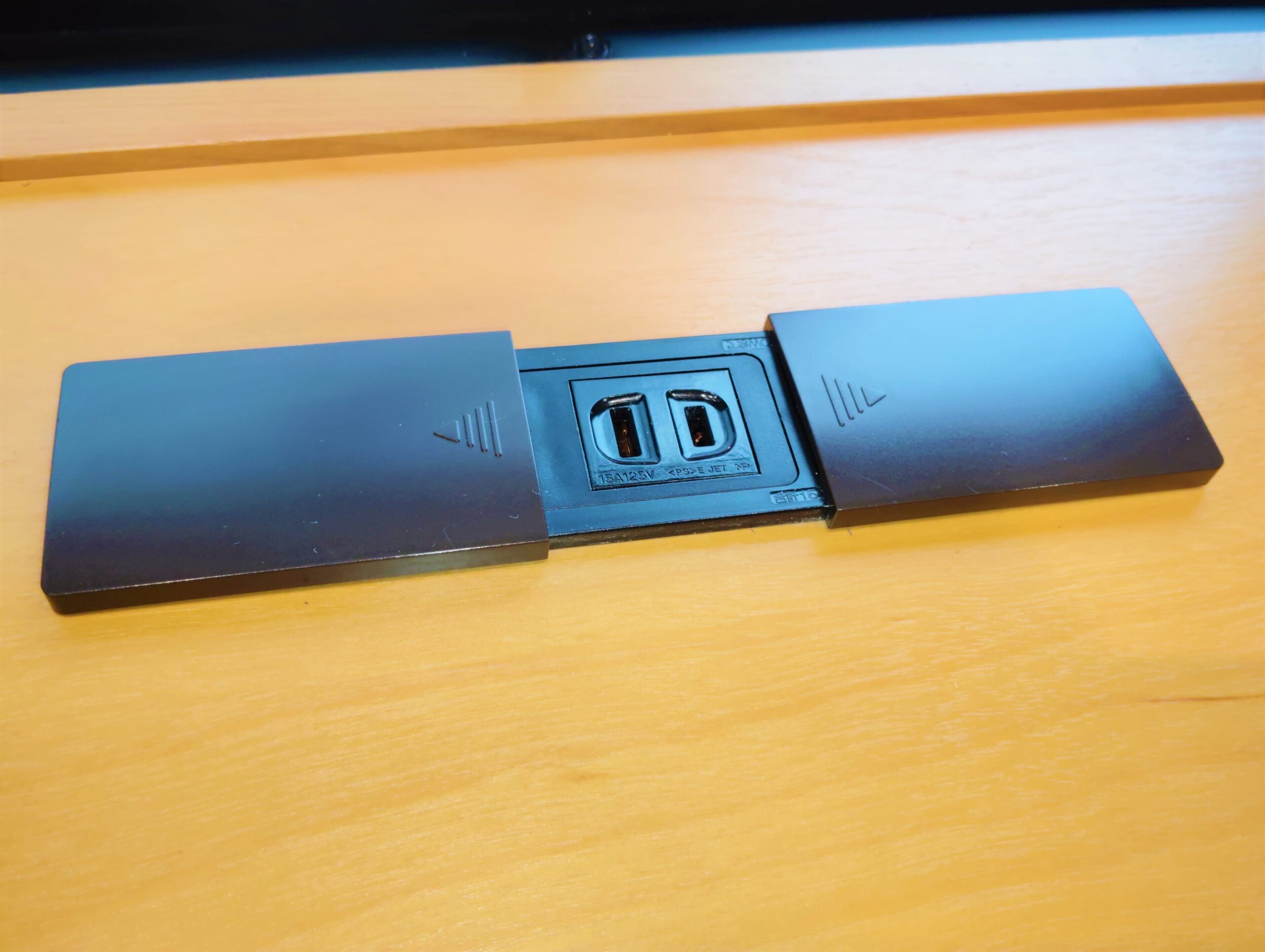 室蘭市図書館本館窓際座席の電源